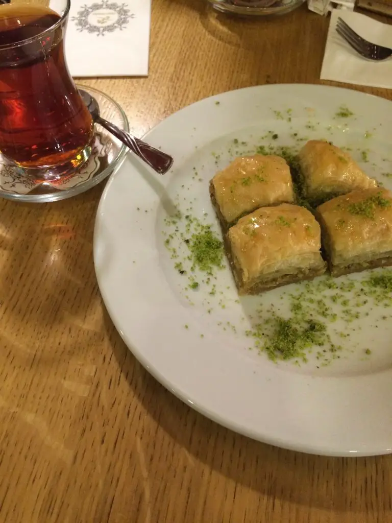 10 najlepszych restauracji Baklava w Stambule 2024 - Turkey Life