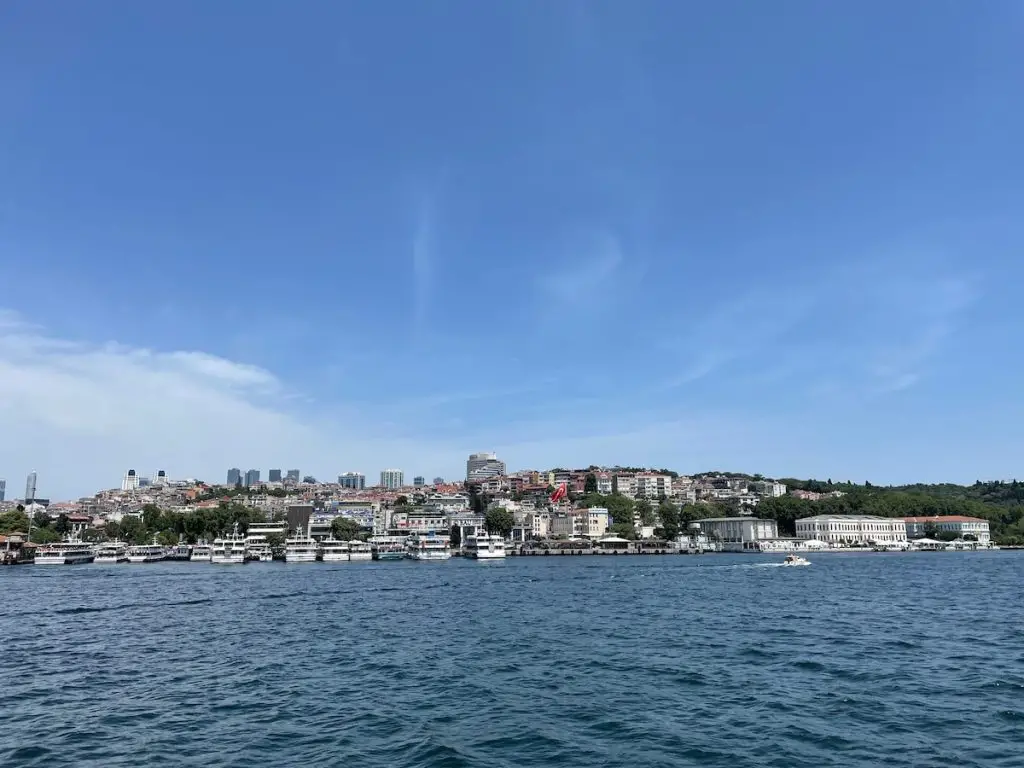 Besiktas in Istanbul Top Sehenswürdigkeiten und Attraktionen Pier Hafen von Besiktas 2022 - Türkei Life