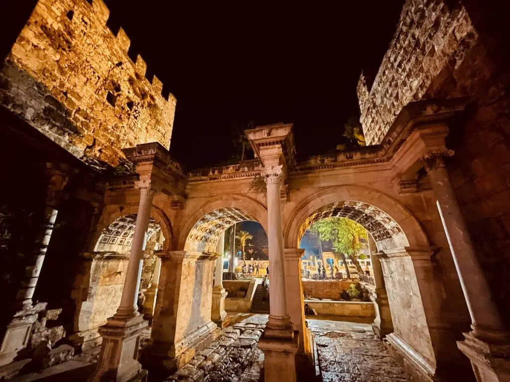 Os melhores pontos de acesso do Instagram em Antalya Hadrian's Gate 2023 - Turkey Life