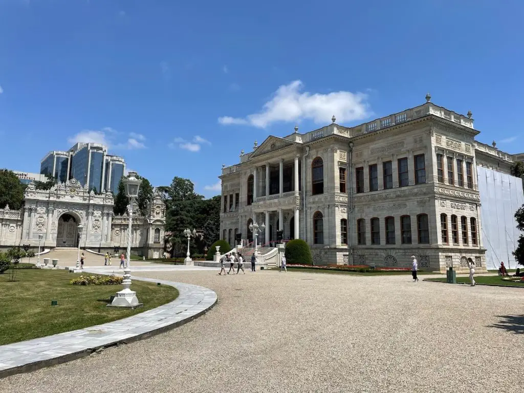 Dolmabahce Palast Museum in Istanbul Besiktas Reiseguide Eingang 2022 - Türkei Life