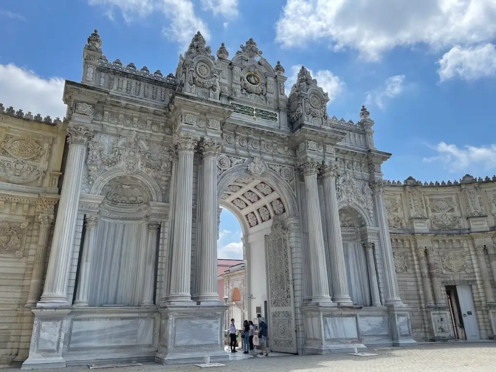 Dolmabahce Palast Museum In Istanbul Besiktas Reiseguide Eingangstor 2022 - Türkei Life