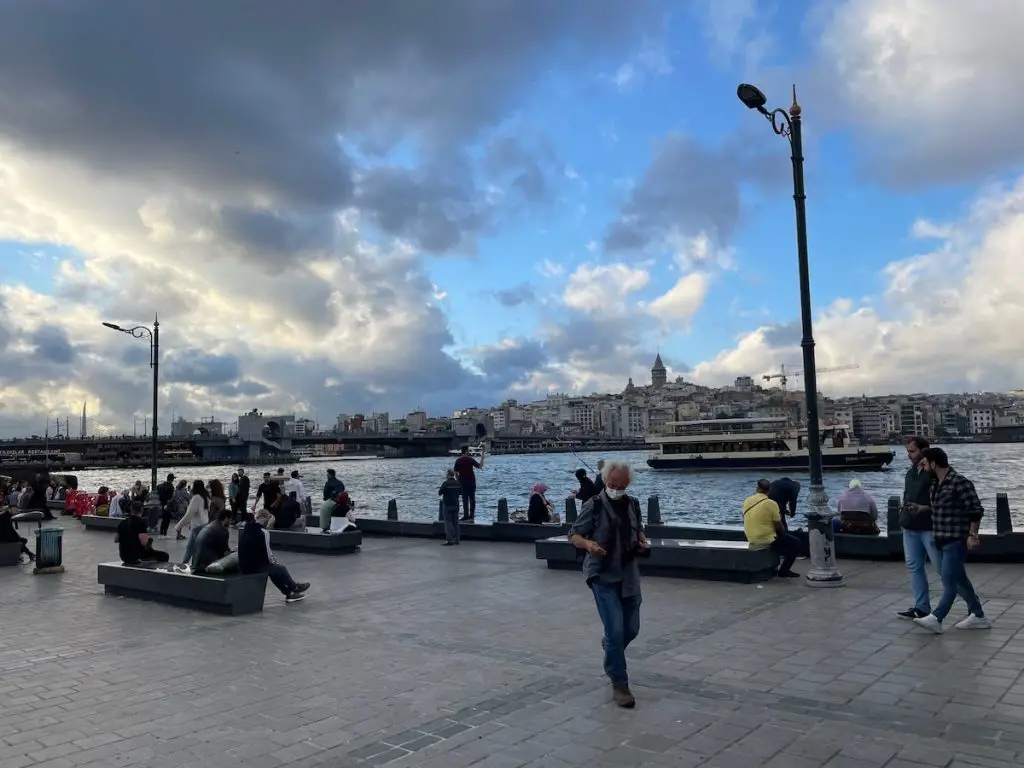 イスタンブール カラキョイ ビュー 2023 のエミノヌ広場 - トルコの生活