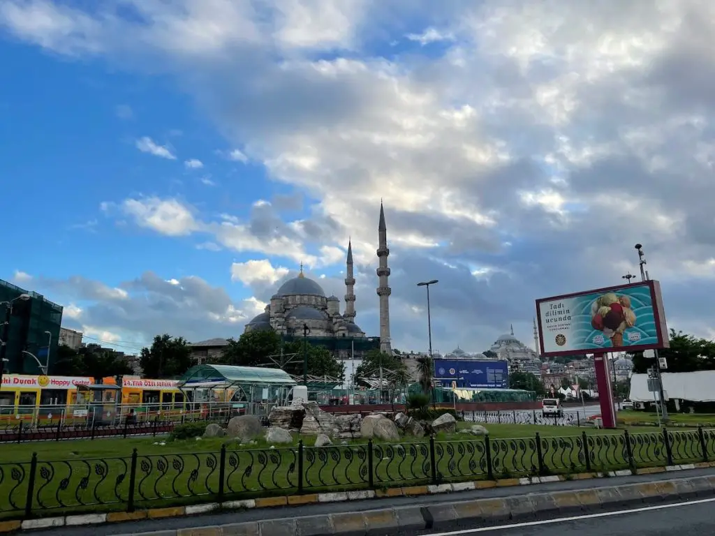 Eminonu-plein in Istanbul Nieuwe moskee Yeni Camii 2024 - Turkije leven