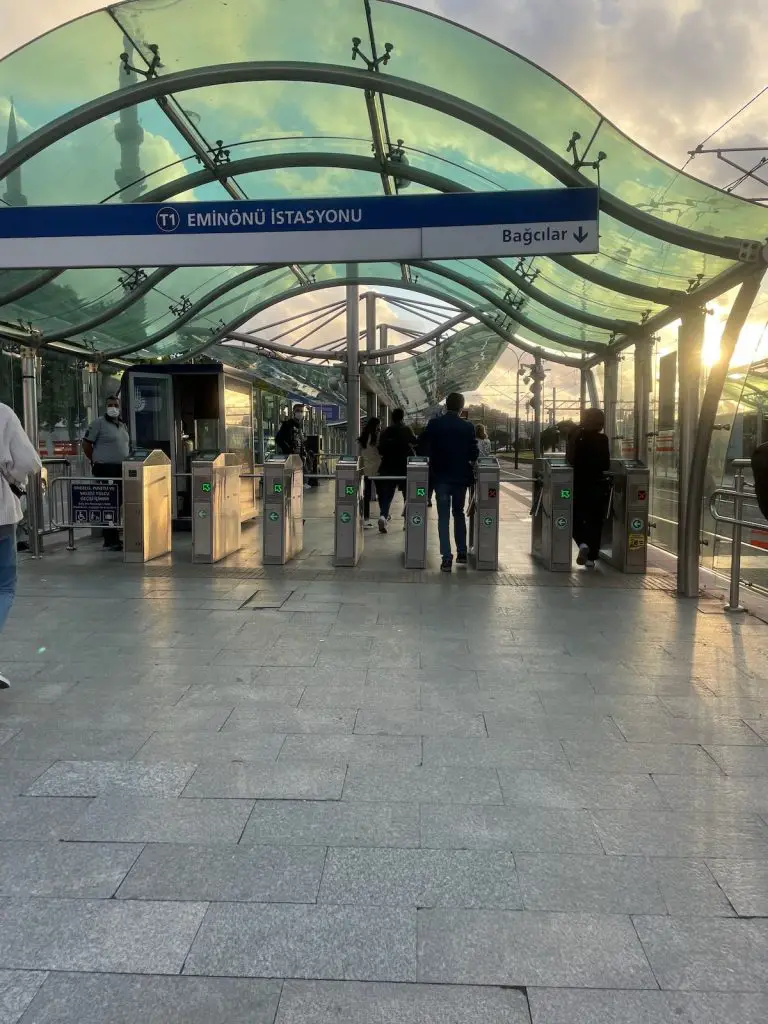 Eminonu-plein in de tramhalte Istanbul 2024 - Het leven in Turkije