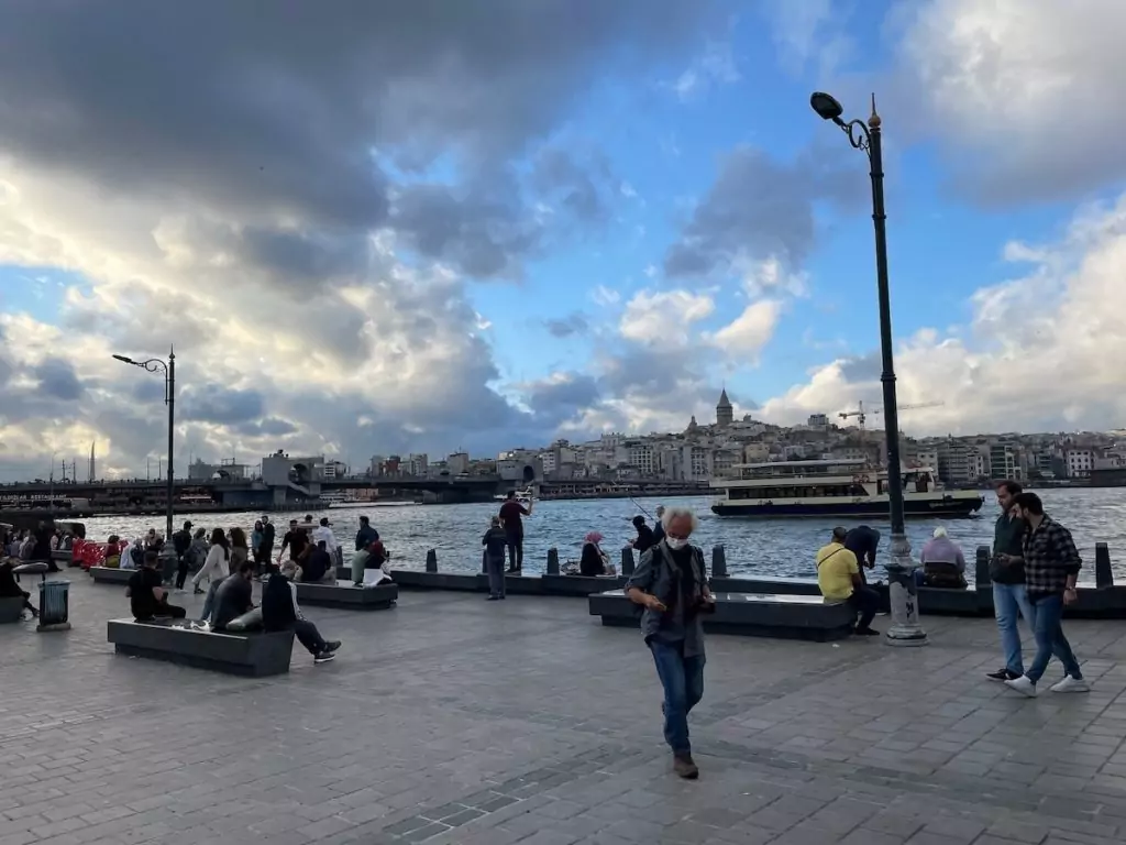 Eminönü Platz In Istanbul Blick Auf Karaköy 2025 - Türkei Life
