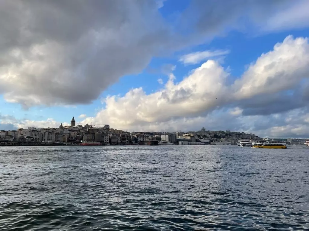 Eminönü Platz In Istanbul Blick Auf Den Galata Turm 2025 - Türkei Life