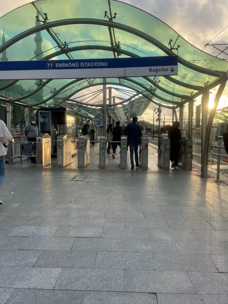 Eminönü Platz In Istanbul Strassenbahnhaltestelle 2025 - Türkei Life