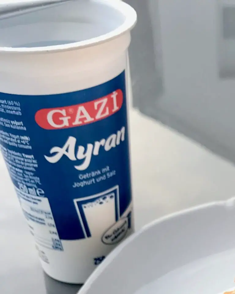 Entdecke die Geschichte und Traditionen des türkischen Ayran – das erfrischende Joghurtgetränk