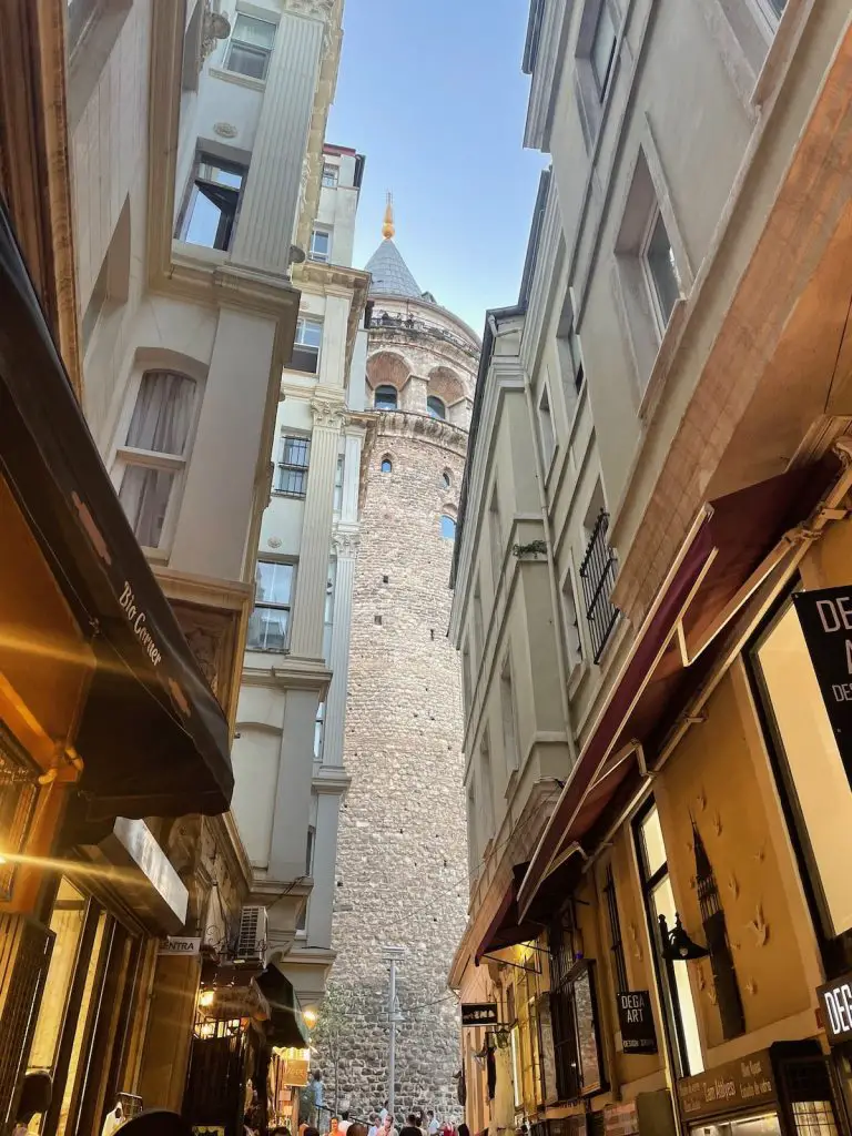 Galata Turm In Istanbul Insidertipps Seitenstrasse 2022 - Türkei Life