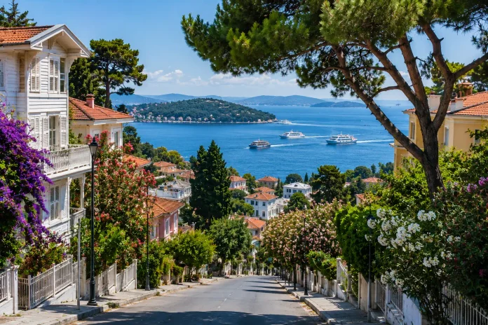 Heybeliada Istanbul 2026: Sehenswürdigkeiten, Strände, Ruhban Okulu & Tipps