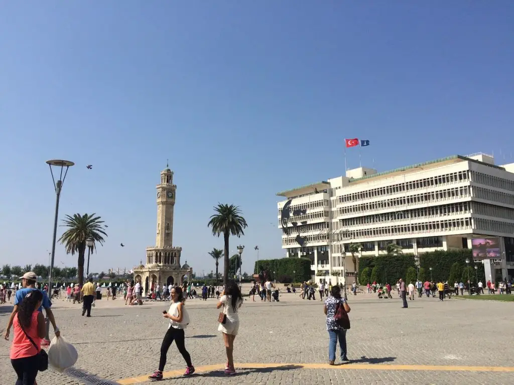 מדריך טיולים באיזמיר אטרקציות חוף מלון נופש Saat Kulesi 2023 - טורקיה החיים