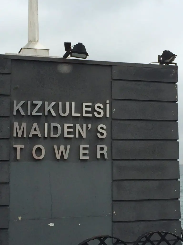 Jungfrauenturm Leanderturm in Istanbul Reiseführer und Geheimtipps Maidens Tower 2022 - Türkei Life