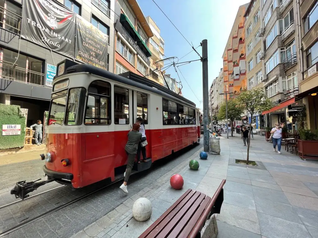 Kadikoy באיסטנבול אתרים ואטרקציות מובילים נוסטלגיה טראם 2023 - טורקיה החיים
