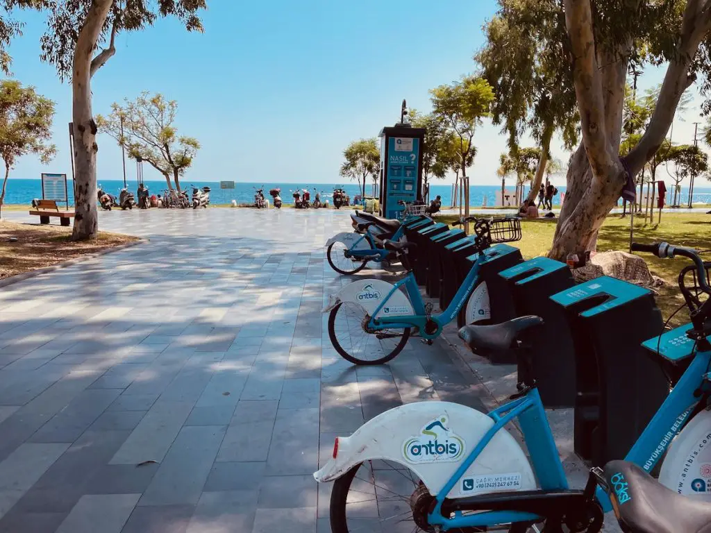 Aluguel de bicicleta Antbis na praia de Konyaalti