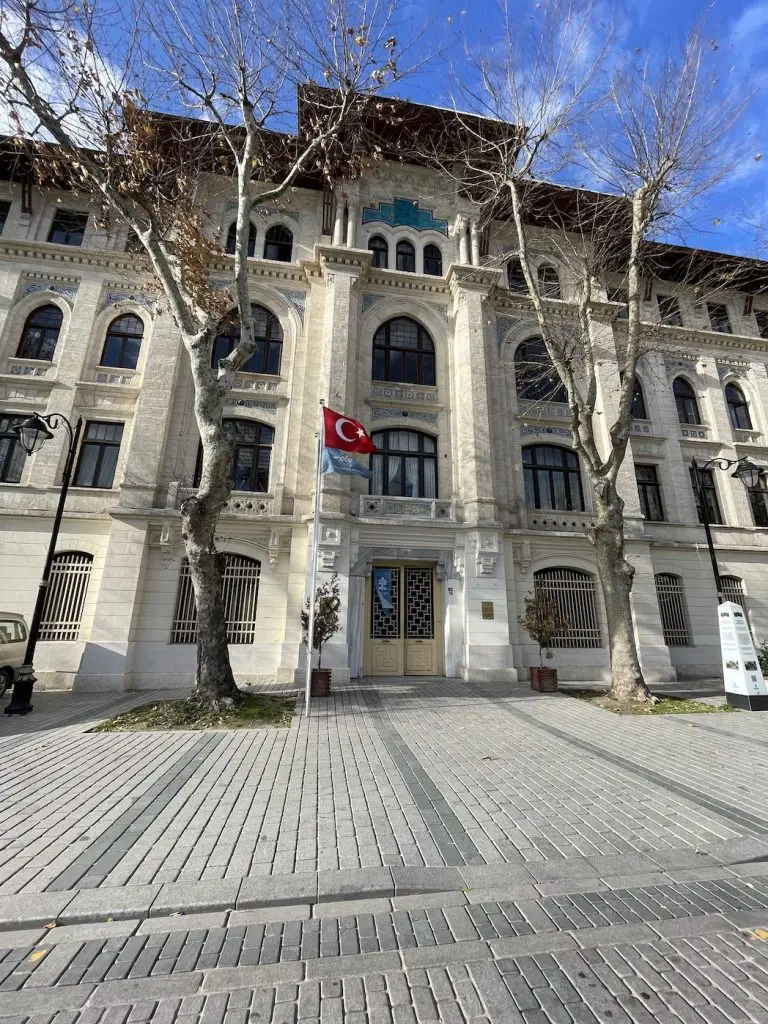 Museum für türkische und islamische Kunst in Istanbul Guide Aussen 2022 - Türkei Life