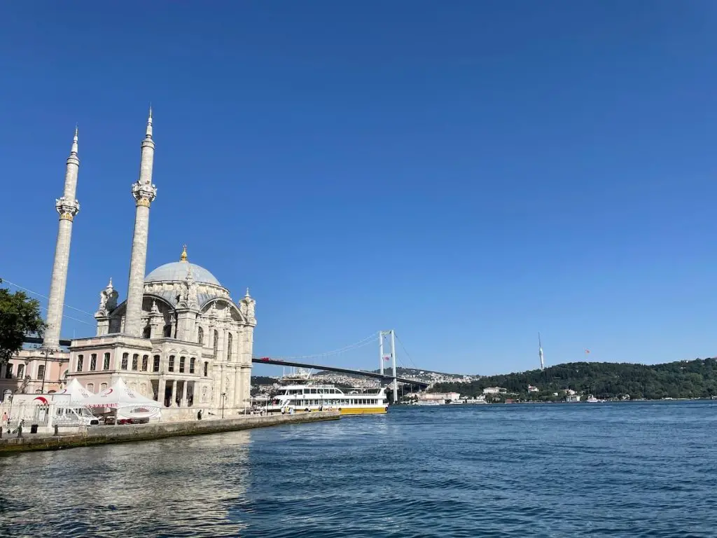 Ortaköy in Istanbul Top Sehenswürdigkeiten und Attraktionen Ortaköy Moschee 2022 - Türkei Life