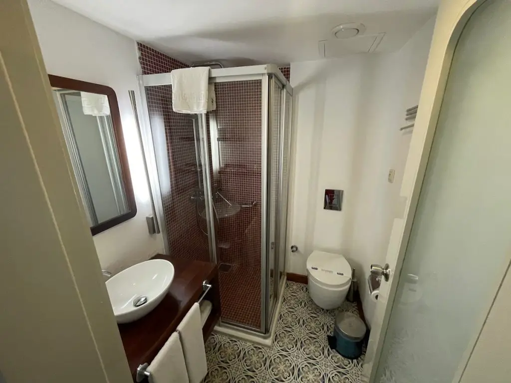 Puding Marina Hotel Residece duša Antalya Kaleici 2023 — Turcijas dzīve