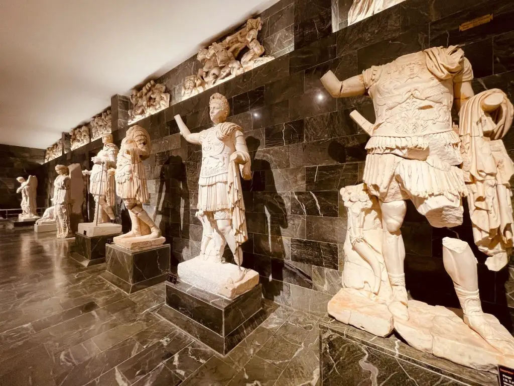 Statuen Griechischer Götter Und Göttinnen Antalya