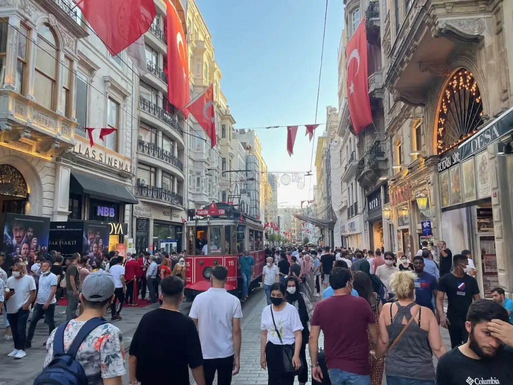 Taksim u Istanbulu Glavne znamenitosti i atrakcije Ulica Istiklal İstiklal Caddesi 2024 - Turska Život