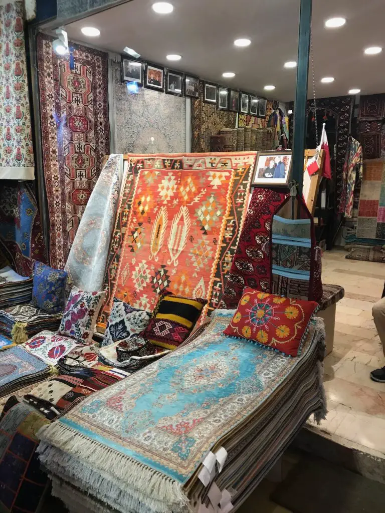 שטיחים על הבזאר באנטליה 2024 - חיים בטורקיה