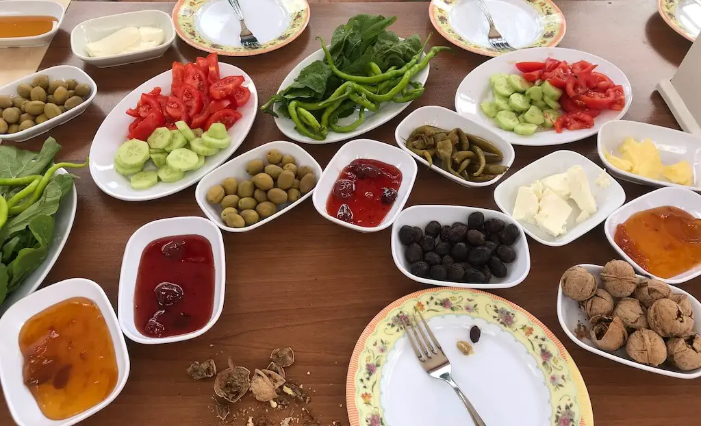למה כדאי לכם לנסות ארוחת בוקר טורקית 2023 - חיים בטורקיה