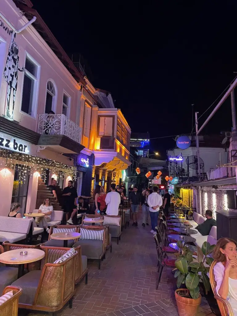 Entdecken Sie die besten Restaurants und Spezialitäten in Fethiye: Iskender Kebab, Dolma, Meze, Meeresfrüchte, Baklava und mehr