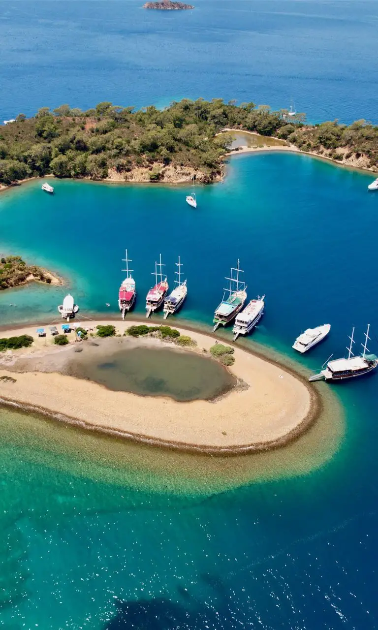 Erleben Sie die Schönheit der türkischen Küste: Tägliche 12 Insel Bootstouren in Fethiye mit atemberaubenden Buchten und Fotos