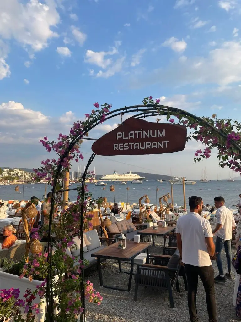 Strandclubs Und Rooftop Bars In Bodrum Entdecken Sie Die Besten Orte Fuer Einen Unvergesslichen Urlaub 2024 - Türkei Life