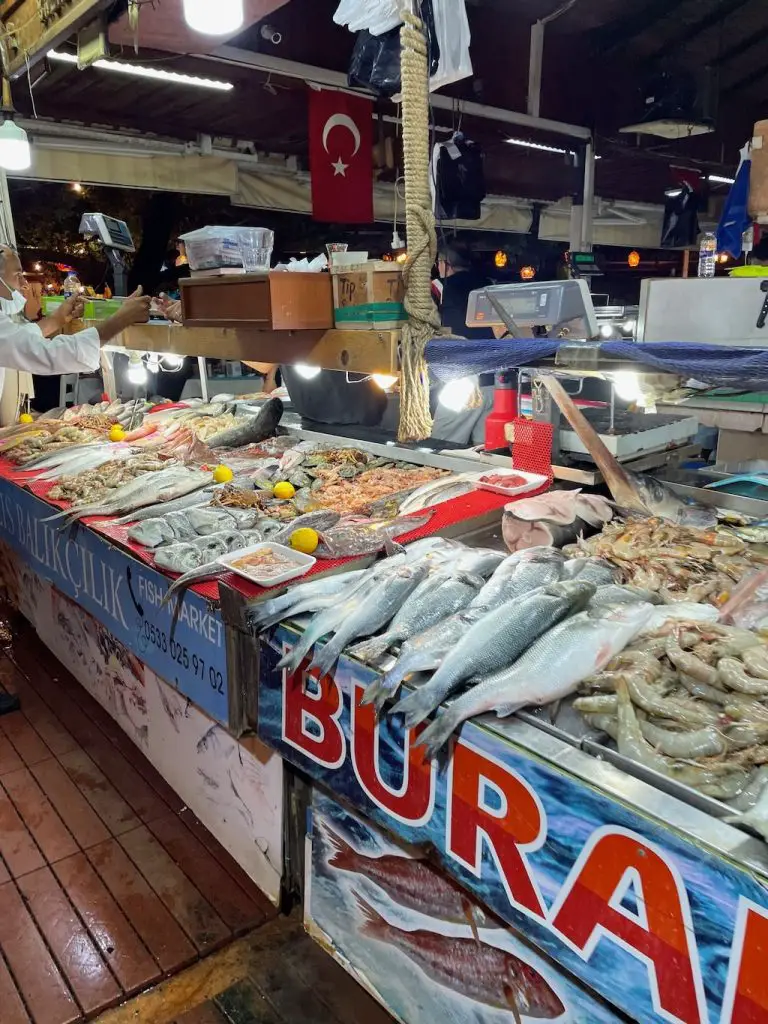 Wenn Sie Auf Dem Fischmarkt Von Fethiye Essen Moechten Gibt Es Einige Tipps Die Ihnen Dabei Helfen Koennen Das Beste Erlebnis Zu Haben 2023 - Türkei Life